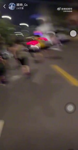 上海街头大量球迷疯狂追车 不顾安保试图阻拦车辆去路 交通险瘫痪