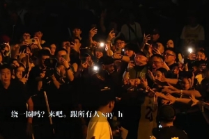 宠粉时刻！詹姆斯在上海站现场主动绕场一周 与球迷击掌互动