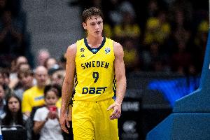 表现不俗！拉松19投8中得18分5板2助 得分全队最高但错失绝平三分