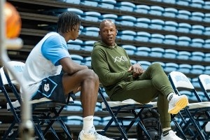 乔丹代言人到访乔丹母校！雷阿伦现身北卡男篮训练馆