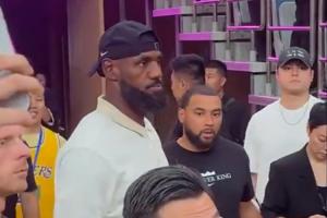 响彻球馆！詹姆斯进入交大球馆 现场球迷爆发出巨大的欢呼声