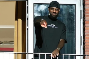 心情大好！詹姆斯在中国行上海站现场用中文问好“你好 上海”