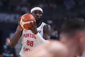 科塔连续吃到技犯被驱逐！离场过程中抱怨：他X的简直是笑话！