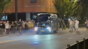 追星需谨慎！詹蜜为了拍摄老詹 不惜从行驶中的车辆前跑过