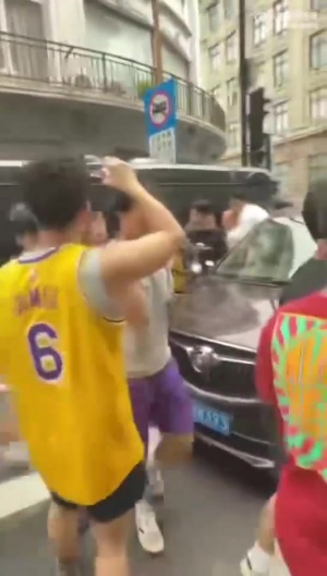 詹姆斯团队安保凶狠警告球迷：你们这些家伙给我滚开！