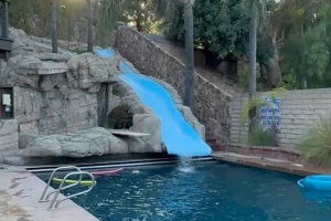 林书豪晒泳池杂耍投篮：虽然退役了 但还是射手！