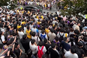 万人空巷再现！詹姆斯中国行外滩活动现场门口已聚集无数球迷