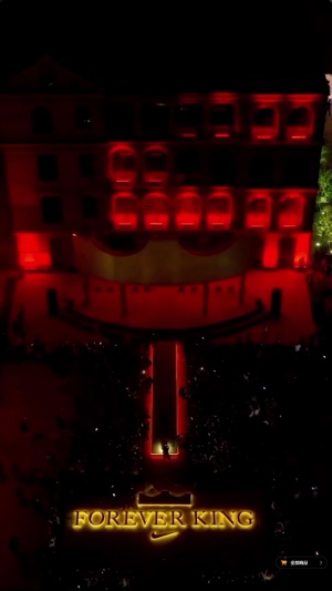 招牌动作！上海外滩中国行开场詹姆斯手动为自己戴上皇冠