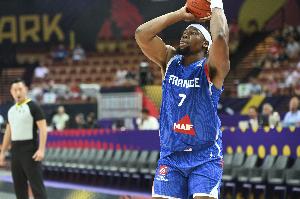 手感火热！亚布塞莱第三节独得11分 三节打完13中8砍24分