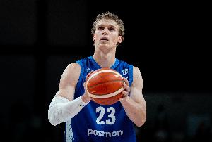 这场拉了！马尔卡宁15中4仅得11分 有9篮板4抢断还是挺拼