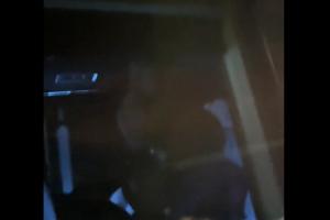 注意安全！球迷追车近距离拍摄 詹姆斯坐在考斯特的后排