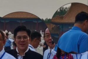 这身形太瞩目了！姚明受邀观礼九三阅兵仪式 和霍启刚“同框了”