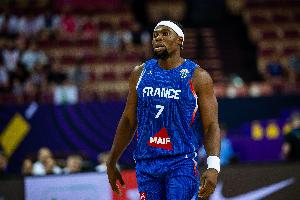 挑大梁！亚布塞莱打满首节5中4独得12分 三分3中2