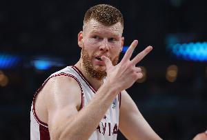 齐发力！贝尔坦斯兄弟合砍40分8板 射落9记三分