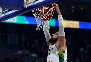 攻防一把抓！瓦兰半场8中6独得15分7板 罚球3中3