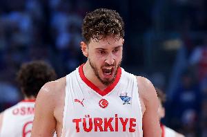 申京率队闯入欧锦赛决赛！范弗里特更推祝贺队友：