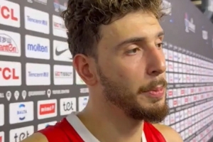 申京：字母哥是世界上最好的球员之一 但传球不是他的强项！