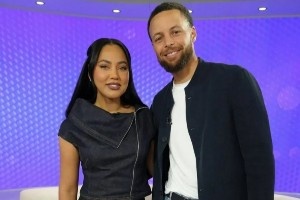 库里晒与阿耶莎合照：与我最爱的联合主持人 一起参加了访谈秀