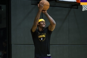 期待新赛季！湖人官方晒范德比尔特训练照：回到球馆️