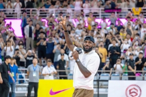 上交女篮球员：跟詹姆斯握手时我感受到了他的手上有很多茧子