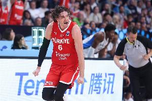 火力很猛！奥斯曼打满首节得到7分3板 三分3中2