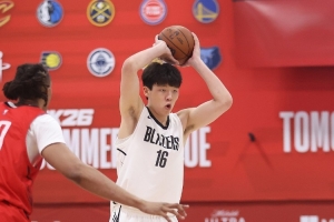 拓记：杨瀚森传球能力很强 具备成为球队组织核心的潜力