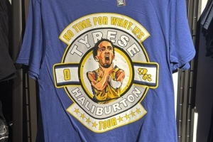 啥时候再打一场？哈利伯顿社媒晒照 WWE推出哈利锁喉周边T恤