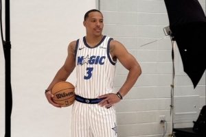 魔术新赛季氛围火爆！贝恩在奥兰多高速抛锚 反获球迷热情欢呼