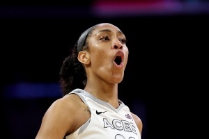 阿贾生涯荣誉：除4个MVP&3个DPOY外 还7次进全明星5个盖帽王