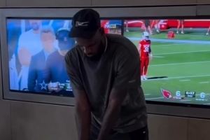 高尔夫瘾真大！现场观看NFL比赛 老詹不忘在包厢里面模拟挥几杆