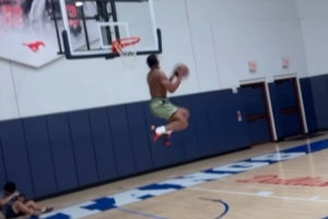 这身体挺劲爆！丹尼斯-史密斯完成双手折叠转身暴扣