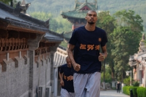 支线任务结束！马刺晒组图回顾文班夏天之旅：封面为少林寺之行