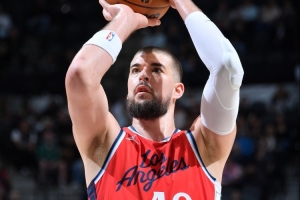 祖巴茨：休赛期我专注于提升中距离投篮 以及面对包夹的技巧