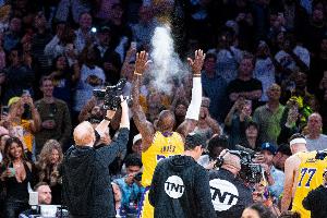 夸梅：詹皇人设承载了粉丝的自我投射 詹姆斯睡白人会让他们崩溃