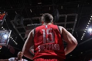 范弗里特赛季报销！火箭后卫线只剩谢泼德&霍勒迪&奥科吉+2个双向