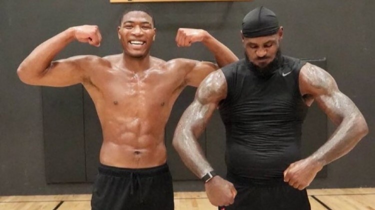 积极备战新赛季！训练师晒詹姆斯与八村塁训练照 两人大秀肌肉