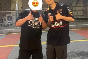 网友晒出与T1打野选手Oner合照：Oner身着红牛F1车队队服