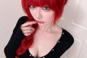 一头红发很显眼！解说Kitty晒照：乖狗狗⛓️