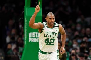 媒体人：与霍福德签多年合同 能看出勇士最大化库里窗口的决心！