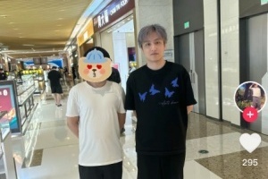 随便逛个街就能偶遇哥哥！网友分享与Ame合照：哥哥Ti15上海加油！