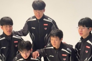 AL分享定妆照花絮：必须思考我们忙内此生仅有踩两个苹果箱的机会