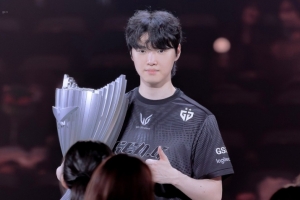 Ruler更新ins晒队友捧杯照片：250928 LCK决赛