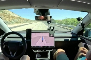 不如__网红尝试用特斯拉FSD自驾横跨美国 但只跑了93km就发生车祸