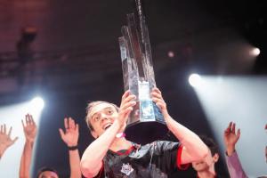 G2官方分享Caps捧起LEC冠军奖杯照片并配文：西方的王