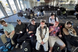 不是猫就是狗！FLY官推晒选手机场出发合照：出发前往中国参加S15