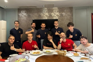 G2官方分享战队聚餐照片并配文：在中国吃得很好❤️