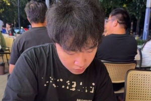 Wink吃饭偶遇街头表演：这个火男是得跳一下才能放技能吗