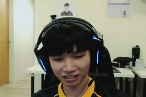 导播给到越南队伍MVKE训练室镜头 MVKE将Faker的照片贴在墙上