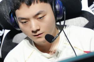 给人看笑了！霞团战走脸白给 女警幽默送一血 Light三局战绩11-16-16