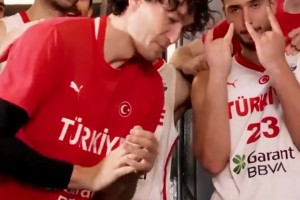 申京三双率队杀进半决赛 土耳其队长奥斯曼笑嘻嘻给对阵图贴队标